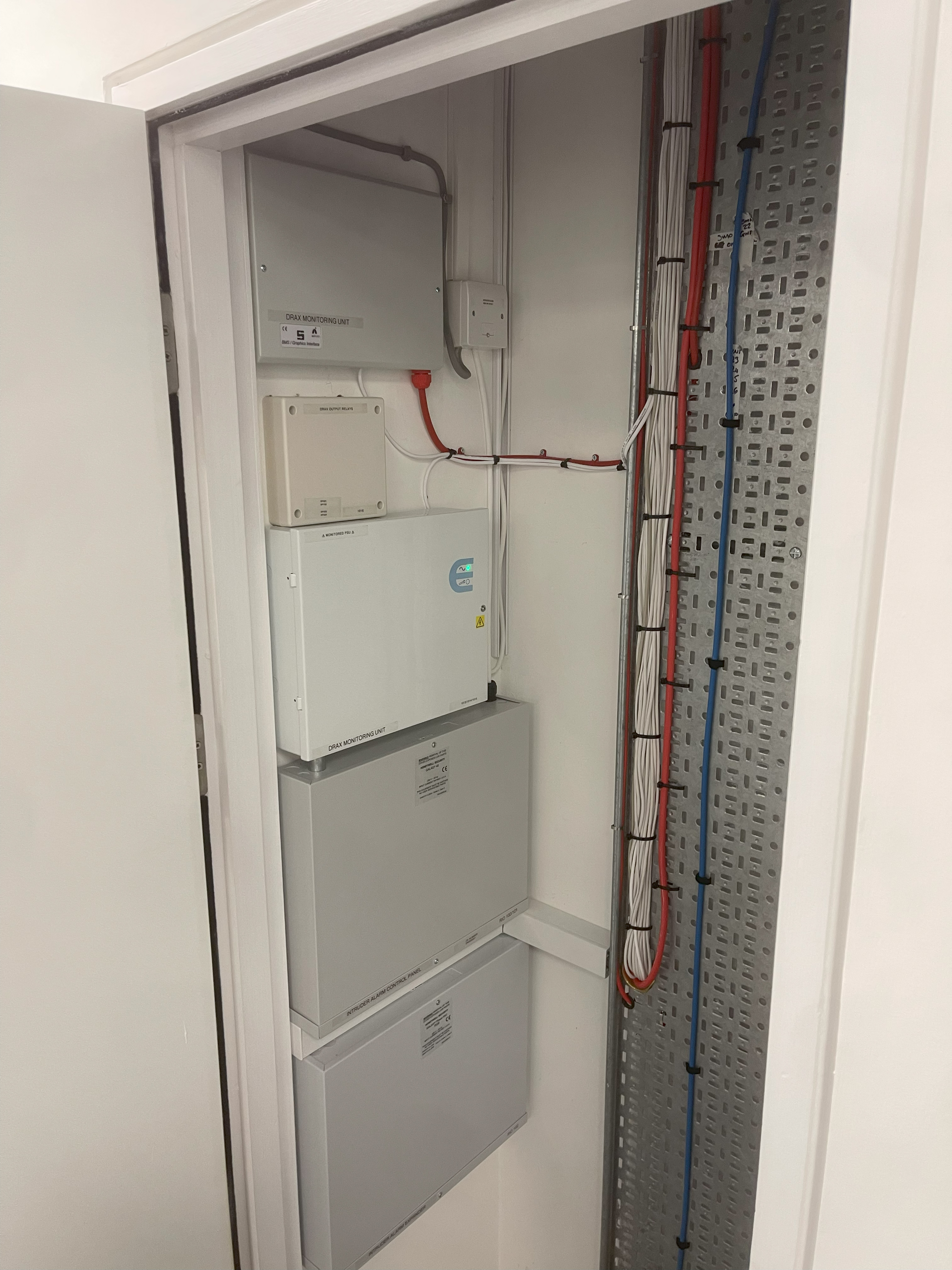 Aspirating smoke detection system installed in a server environment